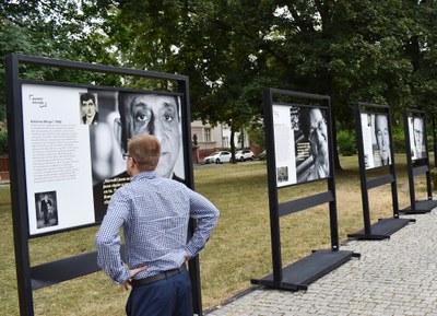 Vzpomínky pamětníků ožívají na panelech, které jsou vystaveny v Komenského sadech. Foto: René Stejskal