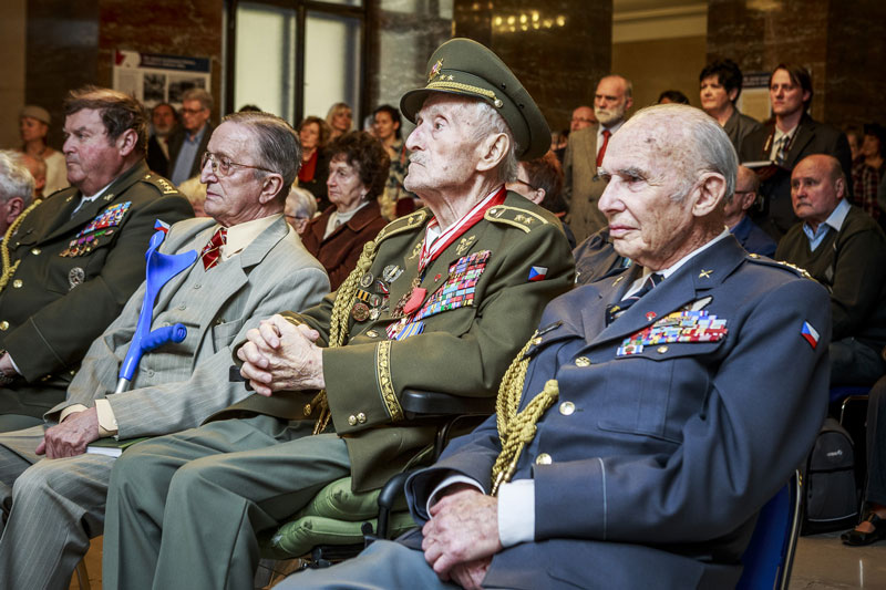 Zprava plukovník Pavel Vranský, generálmajor Mikuláš Končický a další osobnosti ve foyer Nové radnice. Foto: J. Zerzoň