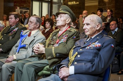 Zprava plukovník Pavel Vranský, generálmajor Mikuláš Končický a další osobnosti ve foyer Nové radnice. Foto: J. Zerzoň