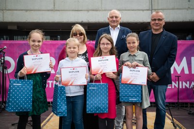 Náměstek primátora Zbyněk Pražák s oceněnými účastníky soutěže. Foto: Martin Grobař