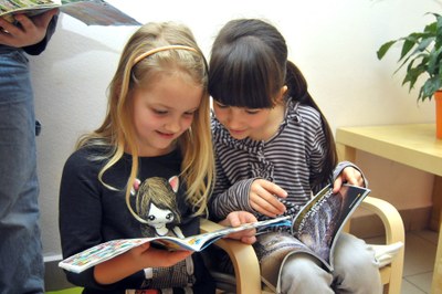 Ilustrační foto. Dvojice žákyň nad učebnicí. Autor: MMO