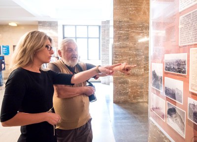 Náměstkyně Kateřina Šebestová si prohlíží panel, který je věnován ostravským haldám. Foto: Lukáš Kaboň       