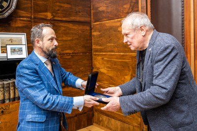 Josef Pleskot přebírá od primátora Tomáše Macury Cenu města Ostravy. Foto: Jiří Zerzoň