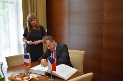 Jeho Excelence Stéphane Crouzat se za přítomnosti náměstkyně primátora Hany Tichánkové podepisuje d pamětní knihy. Foto: MMO