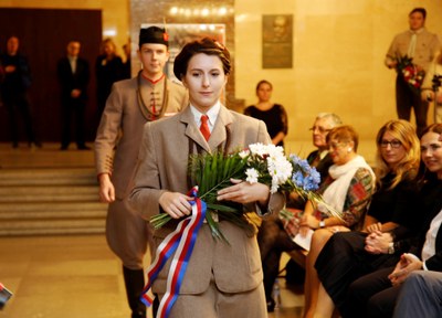 Kytici k pamětní desce položili také sokolové. Foto: Jiří Zerzoň