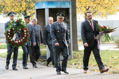 Představitelé vedení města náměstci primátora Michal Mariánek, Břetislav Riger a brig. gen. Jaromír Šebesta, velitel Vzdušných sil Armády ČR položili květiny k Památníku čs. letců. Snímky: B. Krzyžanek a L. Vidlička