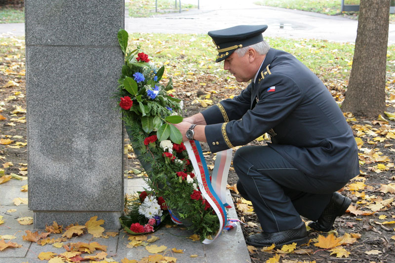 Brig. gen. J. Šebesta u pomníku. 