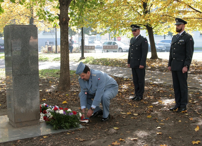 Plukovník Čepelka s doprovodem u pomníku československých letců. Foto: Bohuslav Krzyžanek, Hana Oborilová
