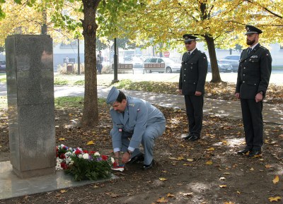 Plukovník Čepelka s doprovodem u pomníku československých letců. Foto: Bohuslav Krzyžanek, Hana Oborilová