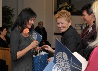 Školské zaměstnance potěšil i památeční diplom a malý dárek. Foto: J. Urban