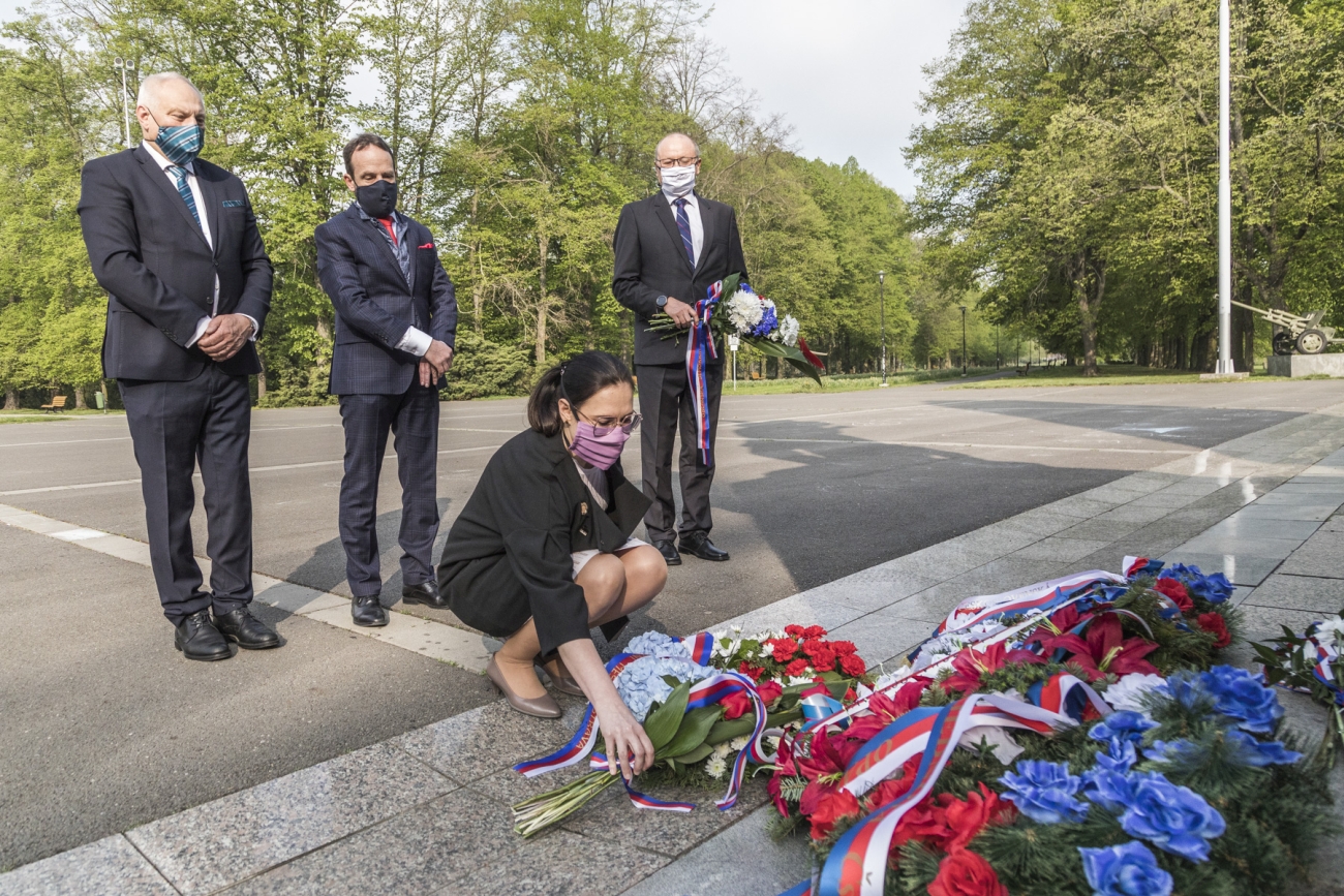 Věnce u památníku Rudé armády položili primátor Tomáš Macura, náměstkyně Andrea Hoffmannová a náměstkové primátora Zbyněk Pražák a Vladimír Cigánek. Foto: Jiří Zerzoň Věnce u památníku Rudé armády položili primátor Tomáš Macura, náměstkyně Andrea Hoffmannová a náměstkové primátora Zbyněk Pražák a Vladimír Cigánek. Foto: Jiří Zerzoň