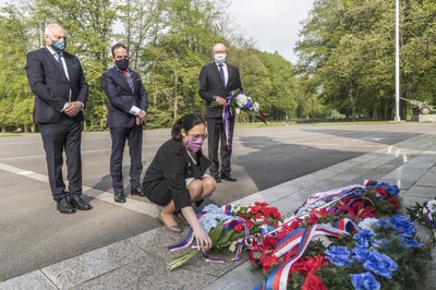 Věnce u památníku Rudé armády položili primátor Tomáš Macura, náměstkyně Andrea Hoffmannová a náměstkové primátora Zbyněk Pražák a Vladimír Cigánek. Foto: Jiří Zerzoň