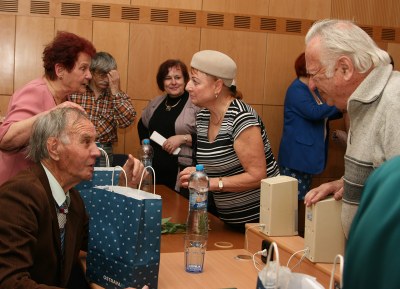 Beseda pokračovala i po jejím oficiálním ukončení. Na snímku E. a A. Blažkovi při debatě s účastníky. Foto: B. Krzyžanek
