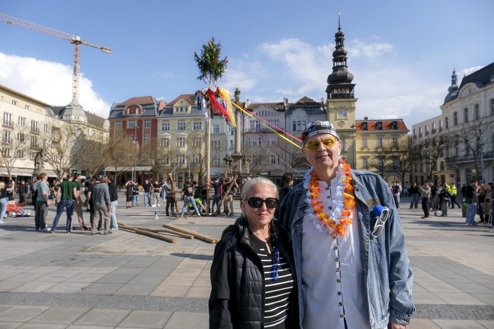 Úspěšnému vztyčení májky dovedně asistovali náměstkyně primátora Dagmar Macháčková s ostravským radním Petrem Veselkou