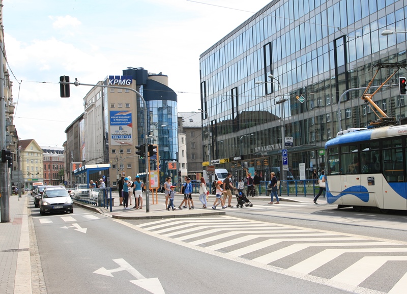 Na zastávce Karolina se už lze připojit zdarma k síti Wi-Fi dopravního podniku. Foto: B. Krzyžanek
