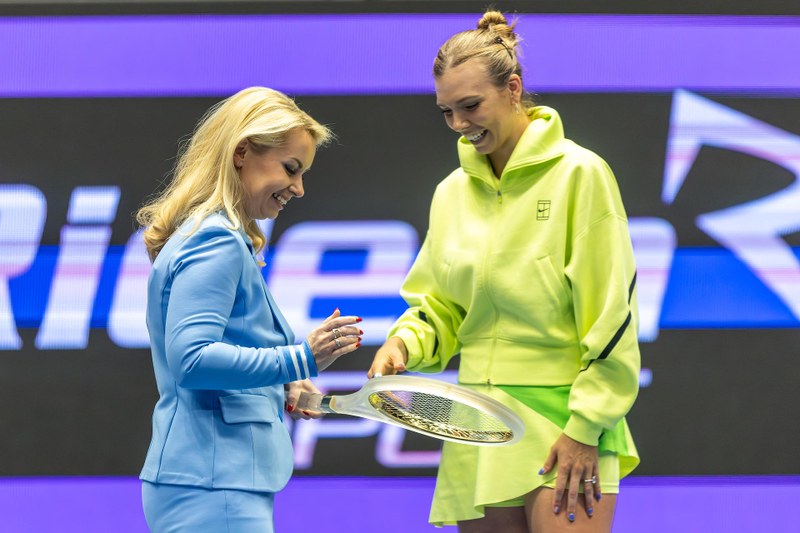 Vítězce turnaje Katie Boulterové předala cenu náměstkyně primátora Lucie Baránková Vilamová. Foto: Vladimír Pryček