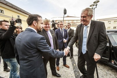 Prezident Miloš Zeman se zdraví s primátorem města Ostravy Tomášem Macurou.  Foto: J. Zerzoň