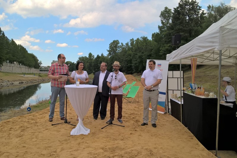 Provoz na ostravské „olympijské“ pláži je zahájen. U mikrofonu primátor Tomáš Macura. Foto: P. Havránek
