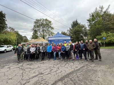 Dobrovolníci se chystají na úklid. Foto: MMO