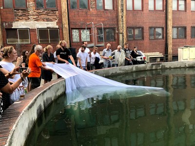 Sochař Kurt Gebauer spolu se členy Provozu Hlubina odhalují první z 36 soch. Foto: Veronika Šmelková