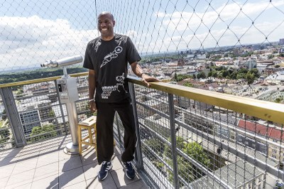 Miku Powellovi se na věži radnice očividně líbilo. Foto: J. Zerzoň 