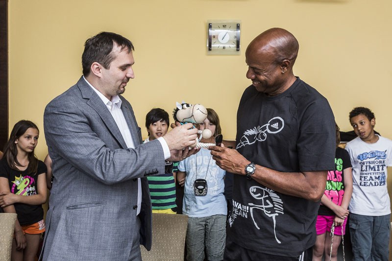 M. Štěpánek předal hostovi ostravského koníka.