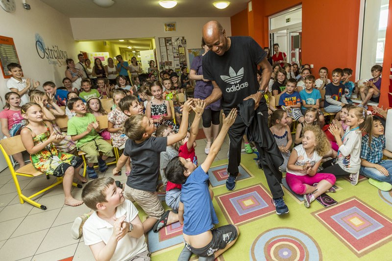 Mezi kluky a holkami z bilingvní ZŠ Ostrčilova.