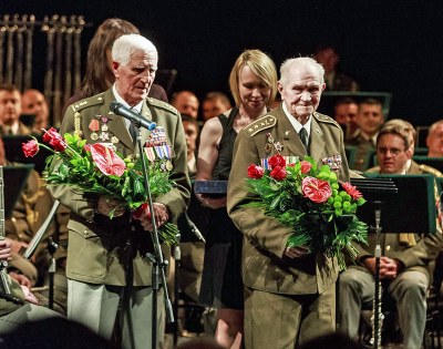 Plukovník Karel Šerák (vpravo), s plukovníkem Bedřichem Opočenským, při převzetí čestného občanství města Ostravy v dubnu 2015. Foto: archiv