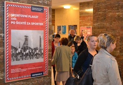 Zářijová výstava ve vestibulu radnice je věnována sportu v první polovině minulého století.  Foto: P. Havránek