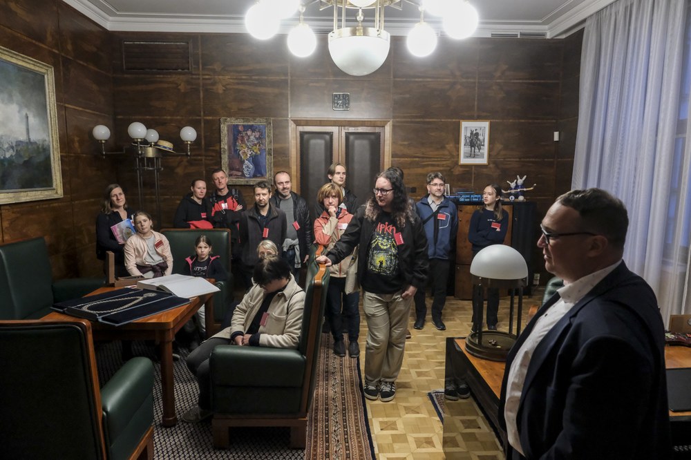 Ostravský primátor Jan Dohnal vítá návštěvníky Ostravské muzejní noci ve své pracovně během loňského ročníku. Foto: Adolf Horsinka