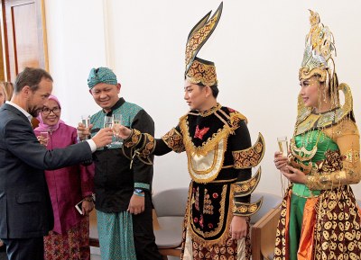 Primátor Tomáš Macura vítá zástupce folklorního souboru Legacy. Unity. Culture of Indonesia. Foto: B. Krzyžanek