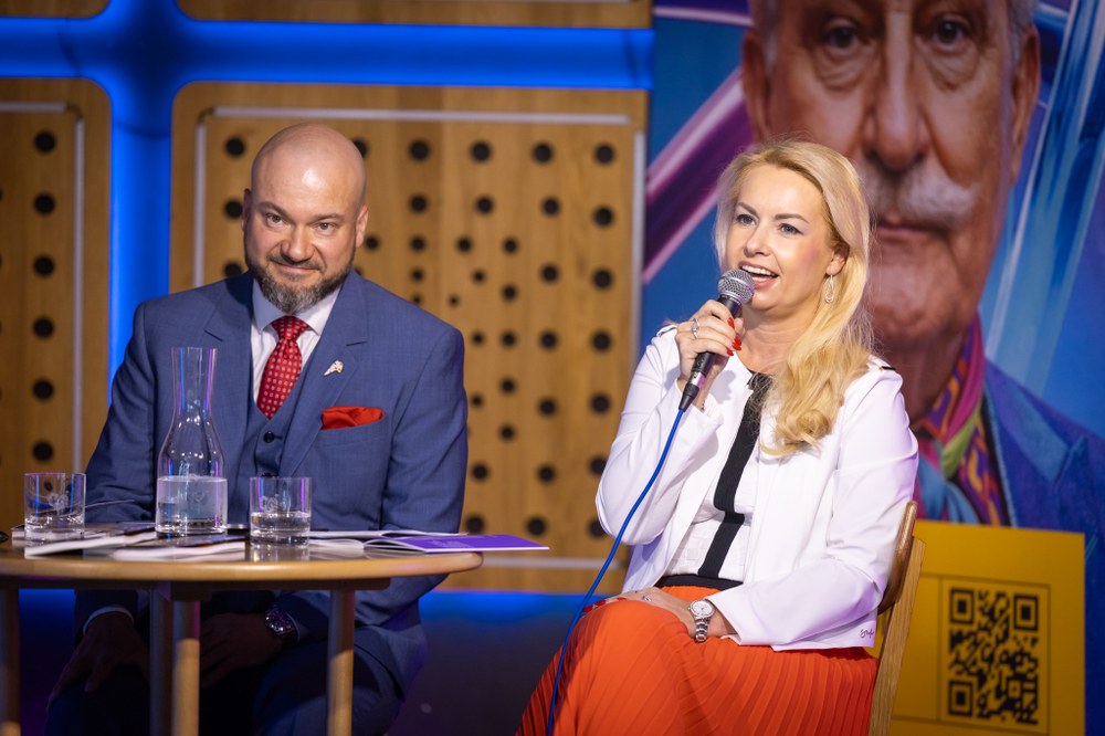 Náměstkyně primátora Lucie Baránková Vilamová s ředitelem Janáčkovy filharmonie Ostrava a Mezinárodního hudebního festivalu Leoše Janáčka Janem Žemlou na tiskové konferenci k festivalu