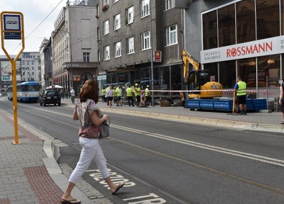 Výměny tvarovek provádějí dělníci v jamách, aby doprava v Nádražní ulici byla co nejméně omezena. Foto: Hana Oborilová 