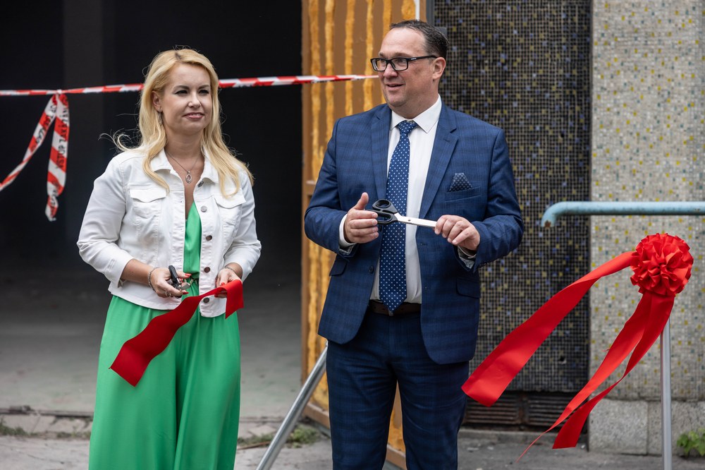 Přestřižení pásky se zhostili ostravský primátor Jan Dohnal s náměstkyní Lucií Baránkovou Vilamovou. Foto: Jiří Zerzoň Přestřižení pásky se zhostili ostravský primátor Jan Dohnal s náměstkyní Lucií Baránkovou Vilamovou. Foto: Jiří Zerzoň