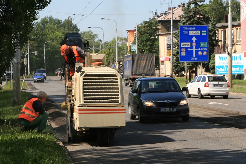 Opravy zahájilo frézování vozovky.