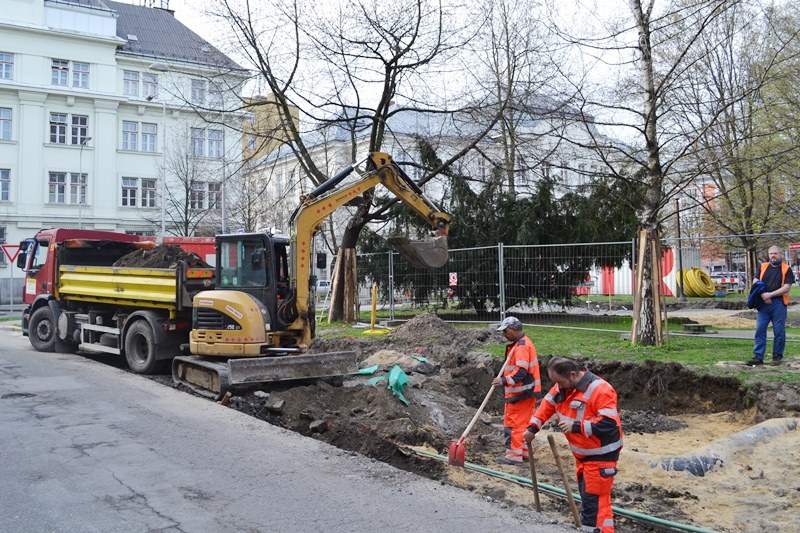 Úpravy se týkají chodníků okolních ulic a parkovacích míst. 