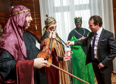 Primátor Tomáš Macura otevřel koledníkům nejenom své dveře, ale také své srdce. Foto: Jiří Zerzoň