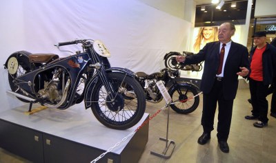 Sochař Miroslav Rybička před motocykly ze své sbírky. Foto: J. Urban