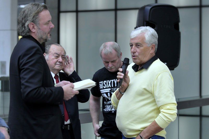 Fotograf M. Straka (vlevo) a osobnosti motosportu.