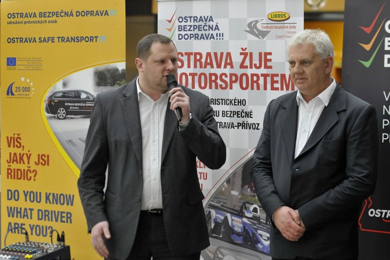 T. Sucharda (vlevo) a D. Frič zahajují výstavu