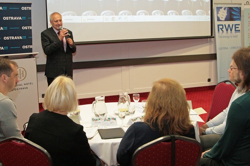 Náměstek primátora Zbyněk Pražák při zahájení konference.