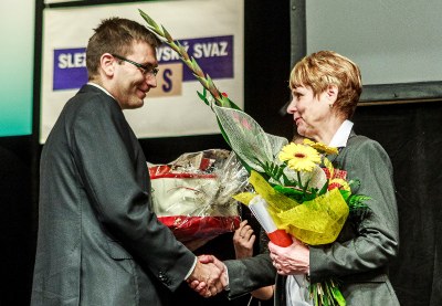 Zvláštní ocenění převzala Lydie Jariábková z Ostravy. Blahopřál jí k němu i vedoucí oddělení koncepce sociální práce MPSV ČR Radek Suda. Foto: J. Zerzoň