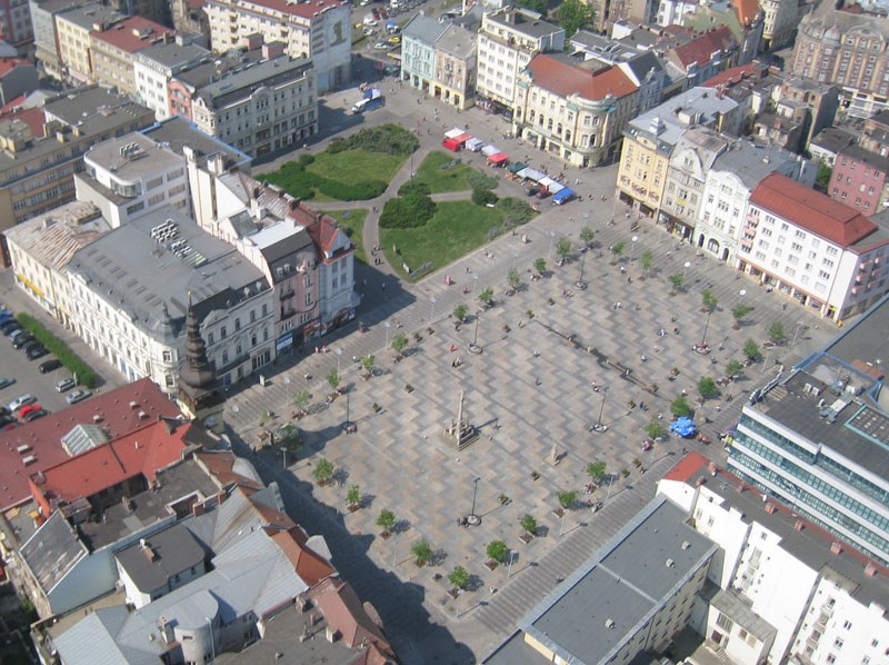 Začaly opravy poškozené dlažby na Masarykově náměstí Začaly opravy poškozené dlažby na Masarykově náměstí