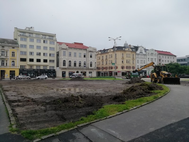 Upravované plochy Masarykova náměstí.
