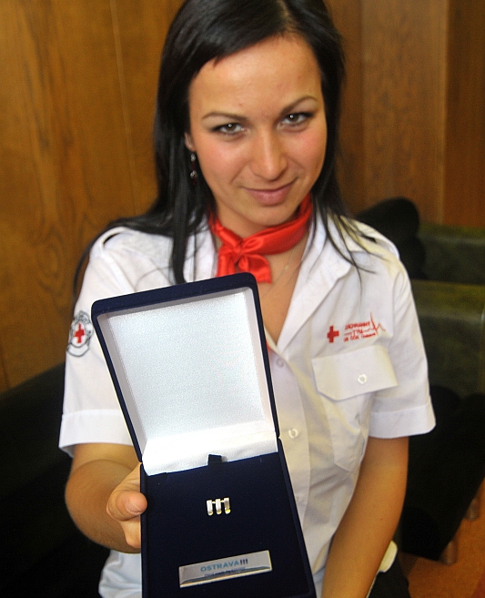 Mluvčí týmu L. Antošíková s oceněním