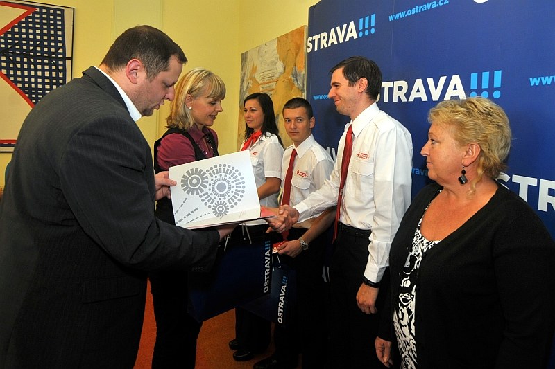 Ocenění záchranářům předali náměstci primátora S. Piperková a T. Sucharda