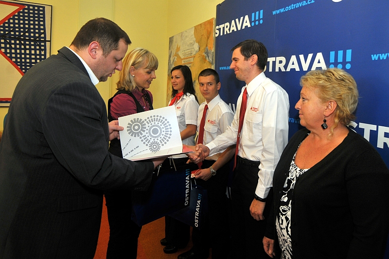 Ocenění záchranářům předali náměstci primátora S. Piperková a T. Sucharda
