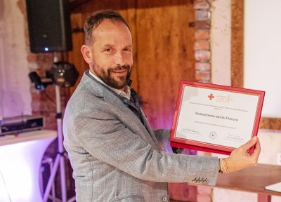 Primátor Tomáš Macura s poděkováním od Záchranného týmu OS ČCK v Ostravě. Foto: Jan Dudek