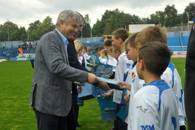 Primátor Petr Kajnar předává ceny žákům Baníku.  Foto: J. Urban
