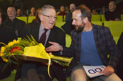 Primátor Tomáš Macura blahopřeje Petru Kotíkovi k udělení ceny České hudební rady. Foto: René Stejskal 